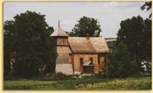 Zdjęcie przedstawia drewniany kościół gogołowie